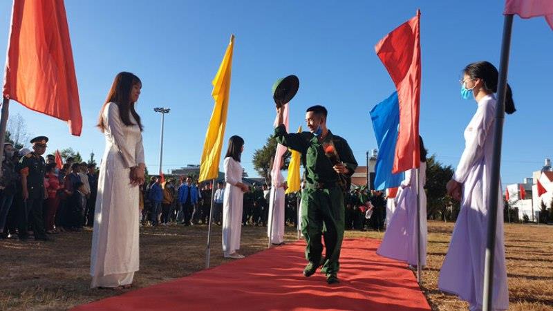 Tân binh Bảo Lộc hồ hởi lên đường làm nhiệm vụ bảo vệ Tổ quốc