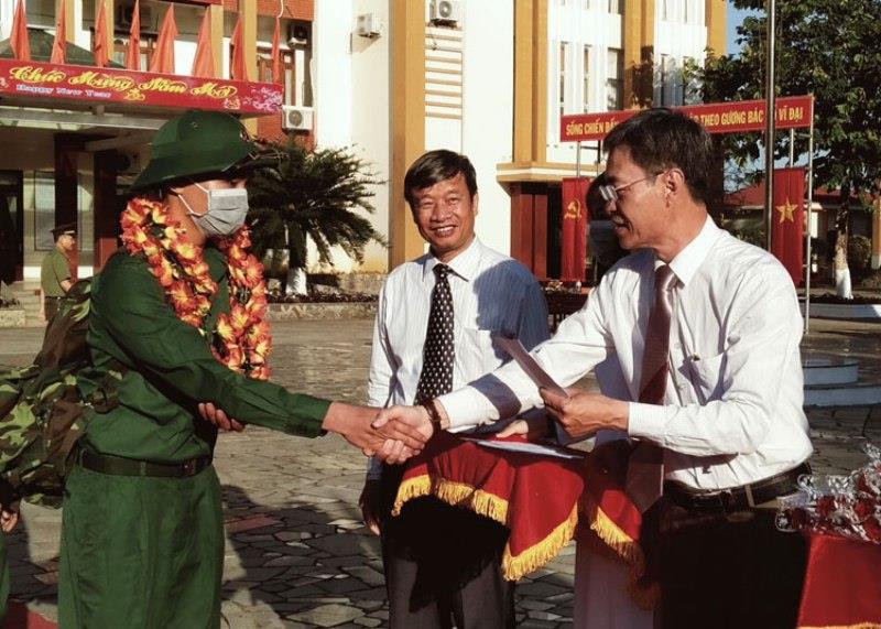 Đồng chí Trần Duy Hùng - Trưởng Ban Tổ chức Tỉnh ủy và lãnh đạo huyện Cát Tiên tặng quà cho các tân binh lên đường nhập ngũ