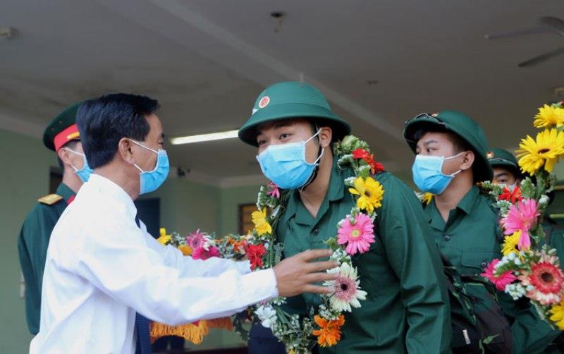 Lãnh đạo huyện Đạ Huoai tặng hoa động viên tân binh