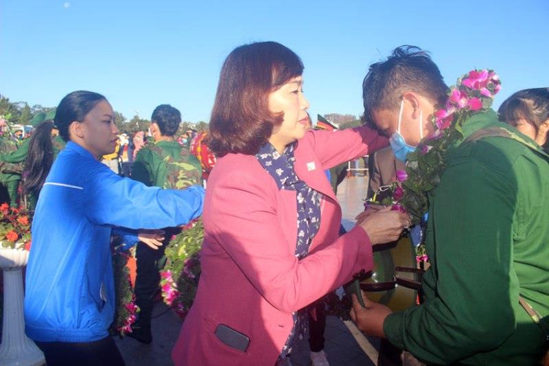Đồng chí Huỳnh Thị Thanh Xuân - Bí thư Thành ủy Đà Lạt tặng hoa động viên thanh niên lên đường nhập ngũ 