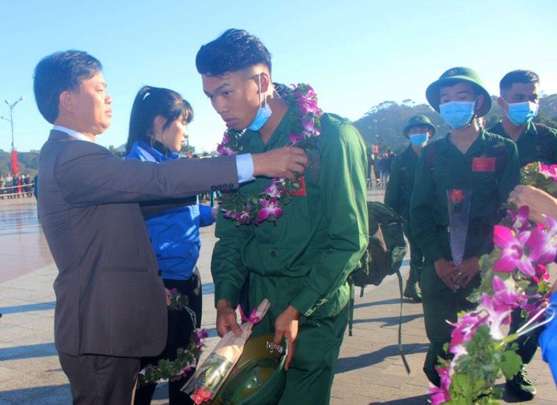 Đồng chí Nguyễn Quang Hải - Chủ tịch Ủy ban MTTQ Việt Nam thành phố Đà Lạt tặng hoa động viên thanh niên lên đường nhập ngũ