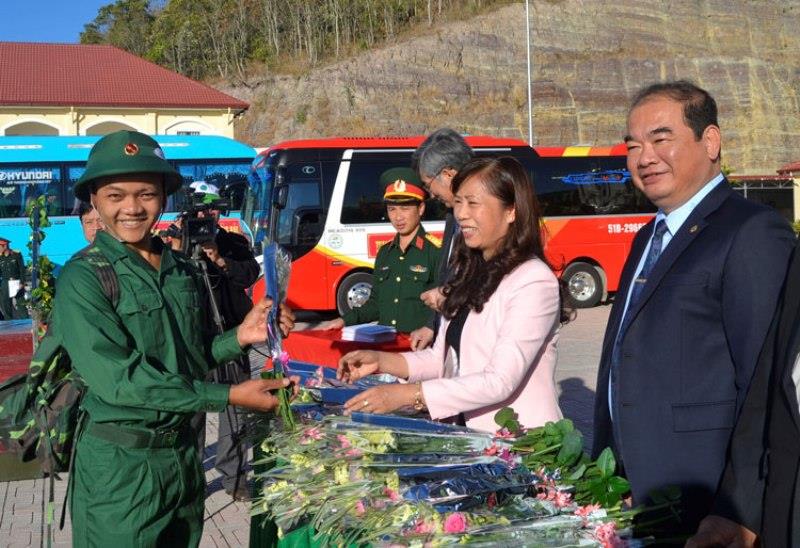 Đồng chí Nguyễn Thị Lệ - Trưởng Ban Dân vận Tỉnh ủy và lãnh đạo địa phương tặng hoa động viên chiến sỹ mớ
