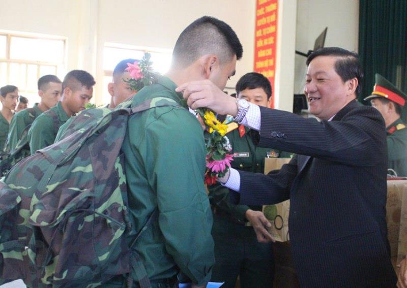 Đồng chí Trần Đức Quận - Phó Bí thư Thường trực Tỉnh ủy, Chủ tịch HĐND tỉnh, trao hoa, quà cho các tân binh