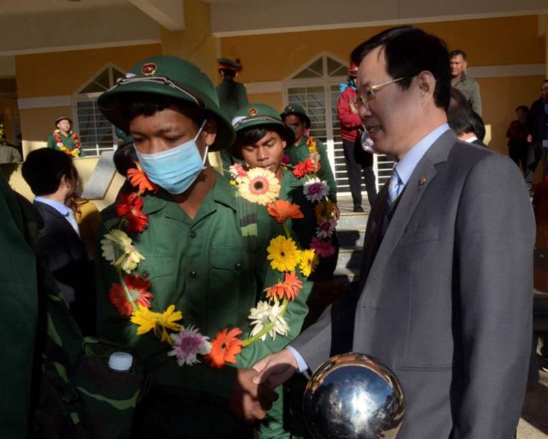 Đồng chí Phạm Triều – Bí thư Huyện ủy Lạc Dương động viên các tân binh lên đường nhập ngũ