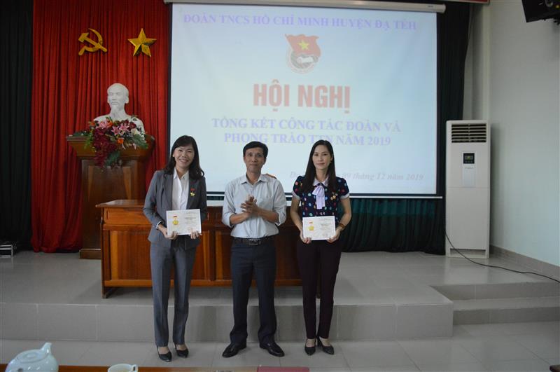 Đồng chí Nguyễn Mạnh Việt, Phó Bí thư Thường trực Huyện ủy trao Kỷ niệm chương Vì thế hệ trẻ