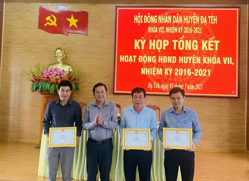 Tập thể được khen thưởng vì có thành tích xuất sắc trong hoạt động của HĐND các cấp nhiệm kỳ 2016 – 2021