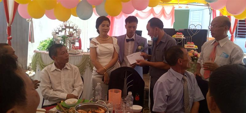 Chính quyền địa phương xã Mỹ Đức hết sức tuyên dương việc làm của gia đình anh Tuấn và có món quà nhỏ, chúc phúc cho cô dâu và chú rể. 