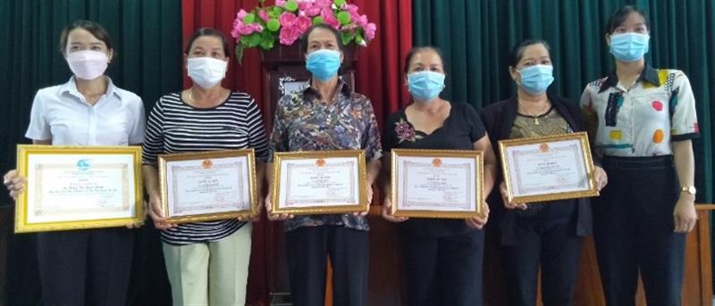 Hội LHPN Thị Trấn Đạ Tẻh nhận giấy khen của Chủ tịch UBDN huyện Đạ Tẻh