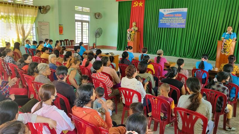 Lãnh đạo Hội LHPN huyện Đạ Tẻh tuyên truyền Đề án 938 tại thôn 8 xã Mỹ Đức