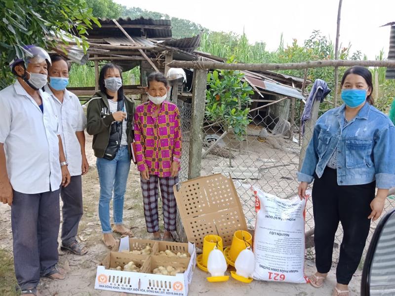 Hội LHPN huyện xã Đạ Kho hỗ trợ gà giống cho gia đình chị Đoàn Thị Xu