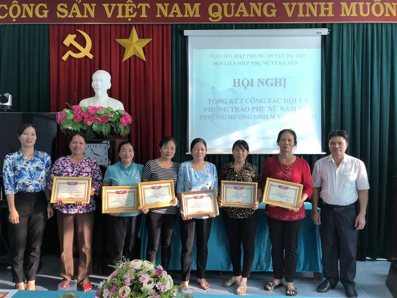 Trao biểu dương các tập thể và cá nhân cán bộ Chi hội có thành tích xuất sắc trong công tác Hội và phong trào Phụ nữ năm 2022