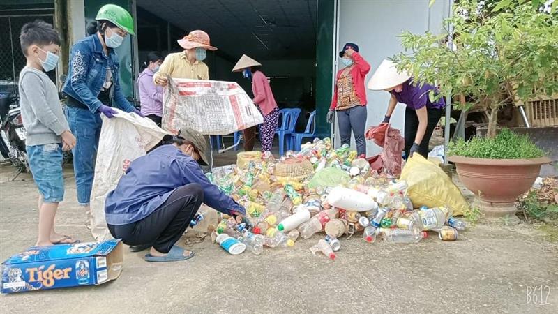 Các cấp hội Phụ nữ thu gom rác thải nhựa gây quỹ