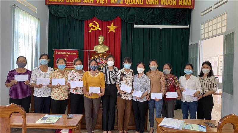 Đ/c Lê Thị Giang – chủ tịch Hội LHPN xã Quốc Oai tặng quà cho cán bộ Hội 