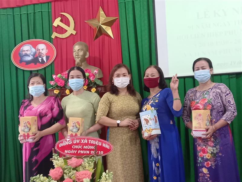 Hội LHPN xã Triệu Hải được lãnh đạo xã quan tâm tặng quà