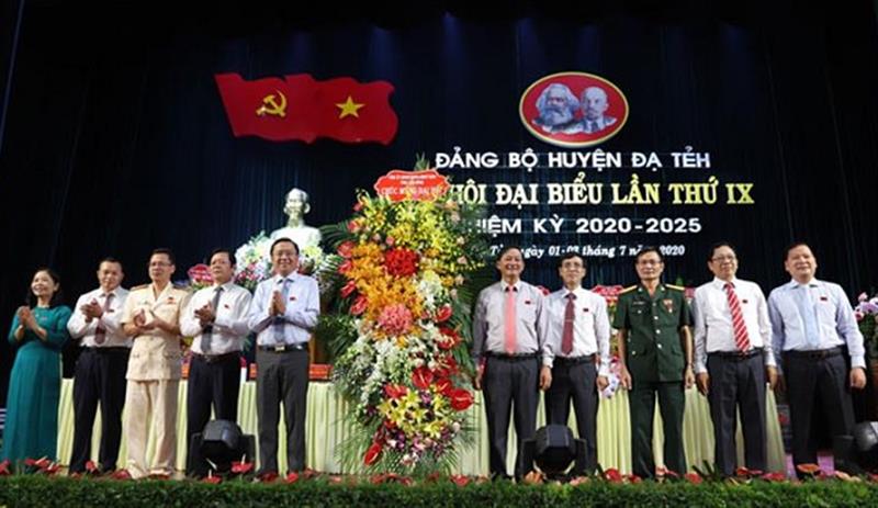  Lãnh đạo Tỉnh ủy Lâm Đồng tặng hoa chúc mừng Đại hội