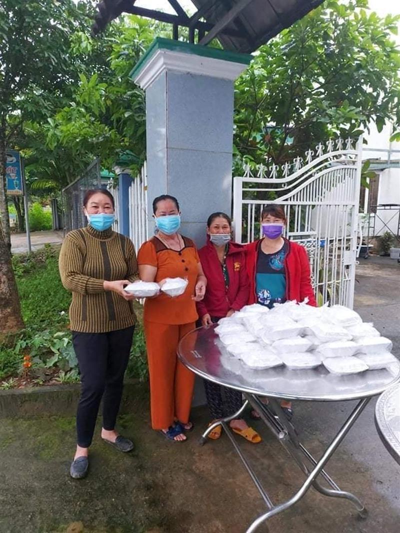 Cô Hương tặng hơn 200 xuất ăn sáng cho nhân dân trong xã Đạ Lây( thời điểm địa bàn huyện Đạ Tẻh bị ca Covid – 19 đầu tiên).