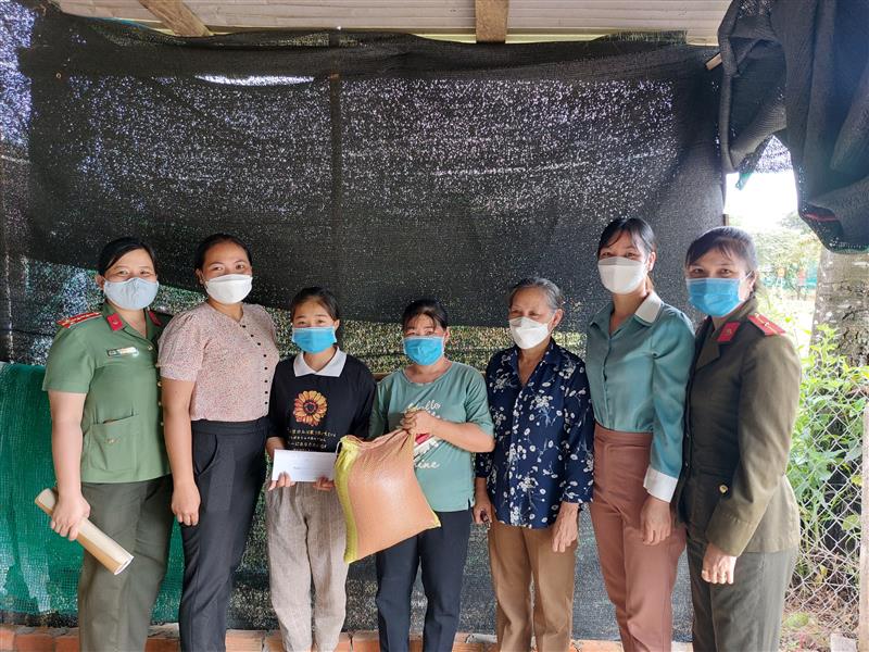 Hội Phụ nữ Công an huyện thăm và tặng quà cho các em học sinh tại Thôn Tân Lập