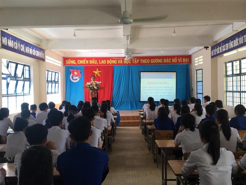 Đ/c Hồ Quốc Phong - Trưởng BTG, Giám đốc Trung tâm BDCT huyện phát biểu khai mạc lớp học