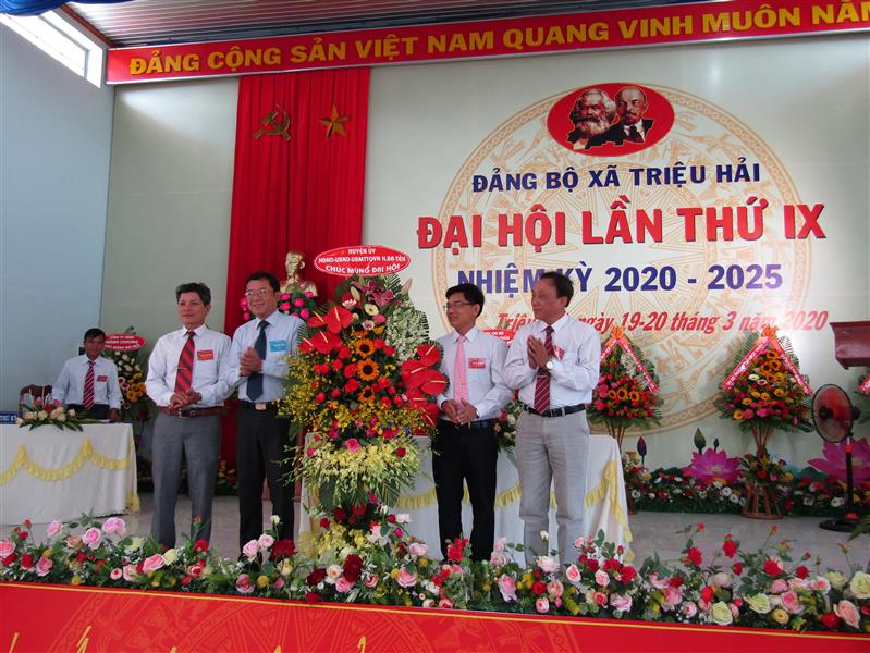 Lãnh đạo huyện Đạ Tẻh tặng hoa chúc mừng Đại hội