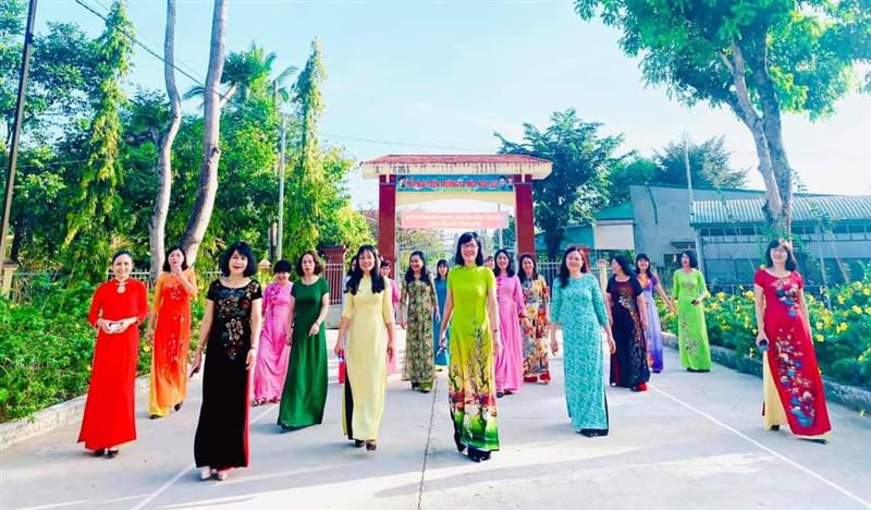 Giáo viên nữ  trường tiểu học Quang Trung hưởng ứng tuần lễ áo dài