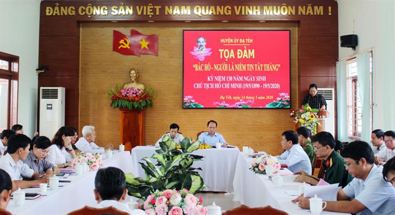 Các đại biểu tham dự buổi tọa đàm “Bác Hồ - Người là niềm tin tất thắng”