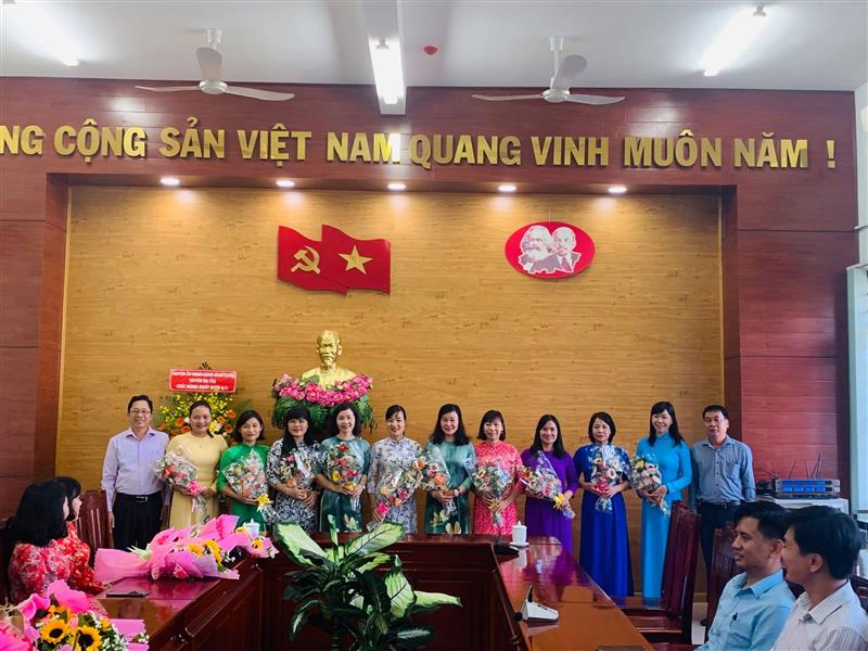 Lãnh đạo huyện Đạ Tẻh thăm và tặng quà cho chị em khối đảng - MTTQ và các đoàn thể huyện