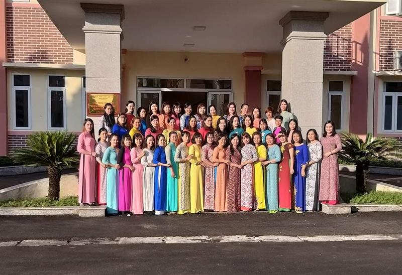 Nữ cán bộ CCVC khối UBND huyện hưởng ứng tuần lễ áo dài