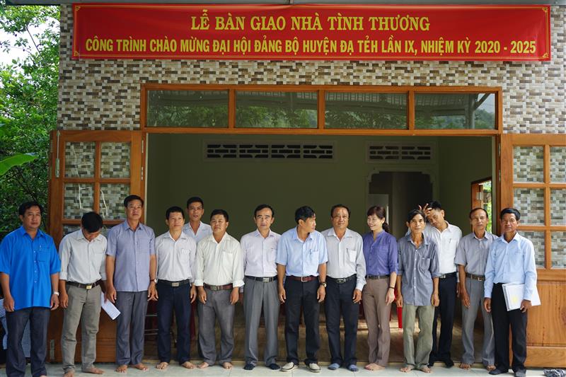 Bàn giao nhà tình thương cho gia đình ông Trịnh Tuynh tại thôn 4A xã Triệu Hải