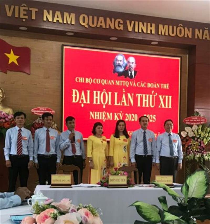 Cấp ủy khóa mới và đoàn đại biểu ra mắt đại hội khóa XII, nhiệm kỳ 2020-2025