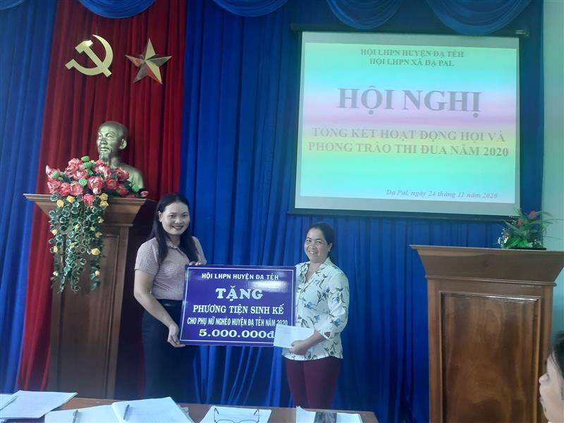 Đại diện hội LHPN huyện tặng phương tiện sinh kế cho chị em phụ nữ xã Đạ Pal