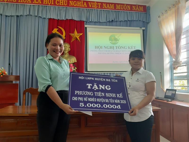 Đại diện hội LHPN huyện tặng phương tiện sinh kế cho chị em phụ nữ xã Đạ Kho