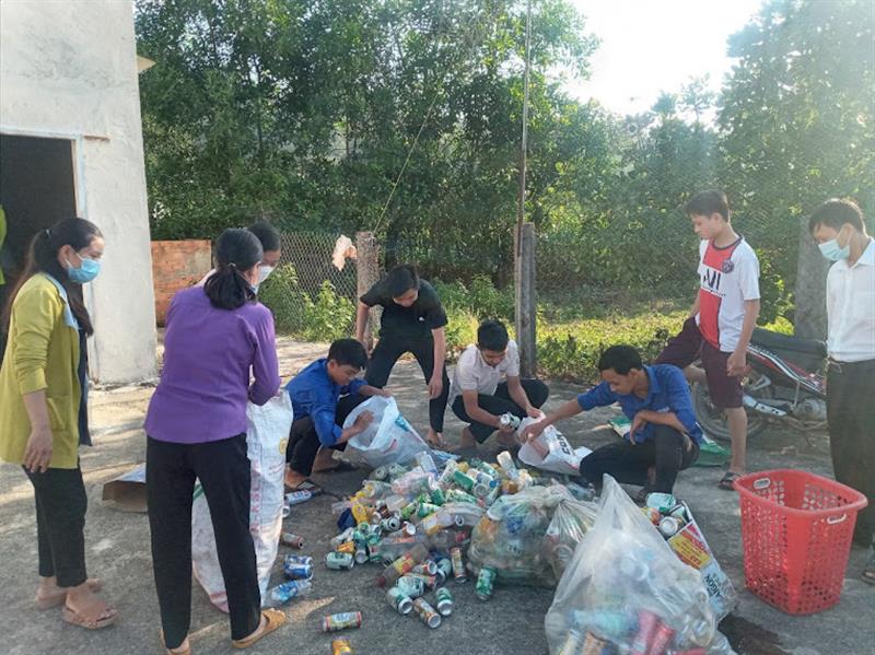 Hội viên chi hội Biến rác thành tiền mang chai nhựa thu gom tại gia đình tập kết về hội trường thôn