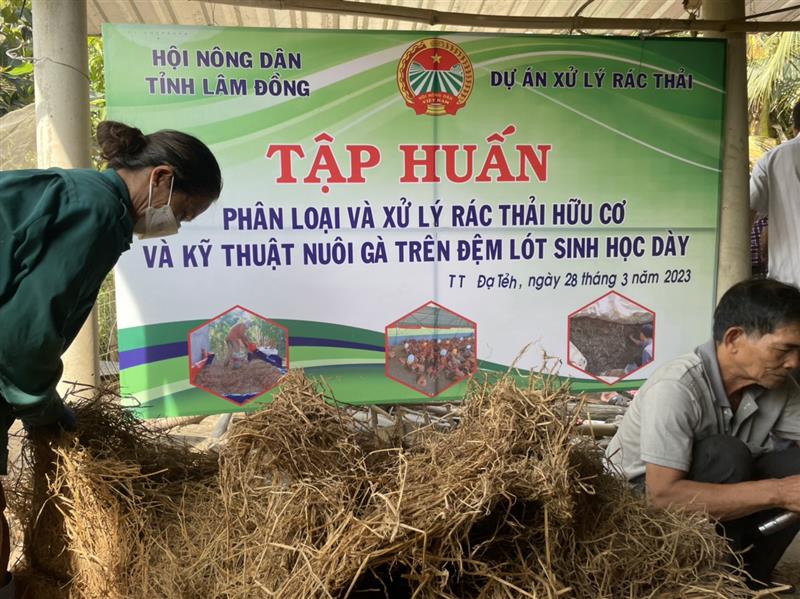 Hội viên thực hành chặt rơm để làm đệm lót