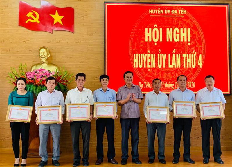 Đồng chí Tôn Thiện Đồng - Bí thư Huyện ủy Đạ Tẻh trao giấy khen cho các tập thể và cá nhân đạt thành tích xuất sắc 5 năm 2015 - 2020