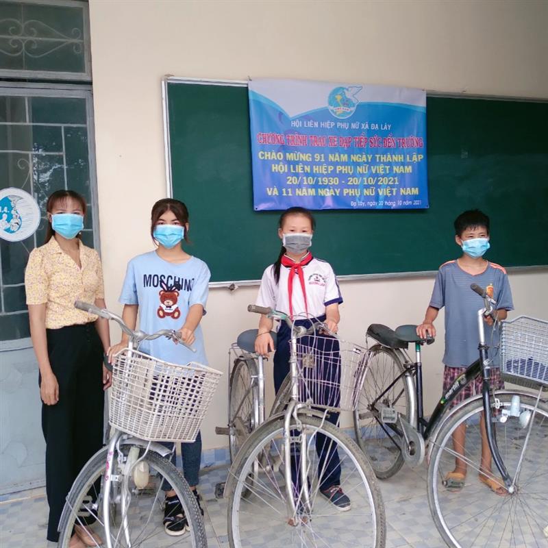 Chị Nguyễn Thị Lợi – Chủ tịch Hội LHPN xã Đạ lây tặng xe đạp cho các cháu học sinh