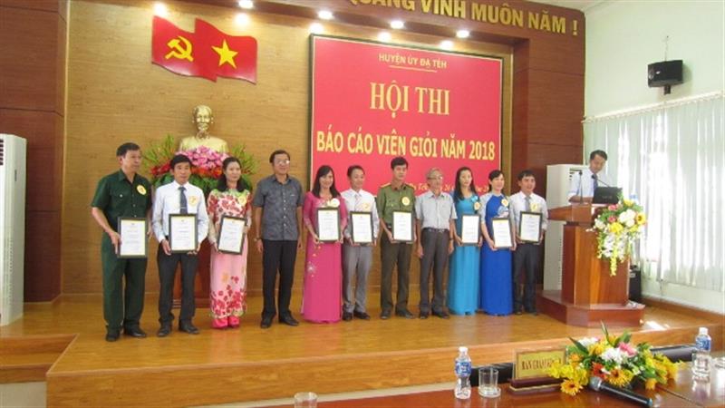BTC trao giải cho các thí sinh