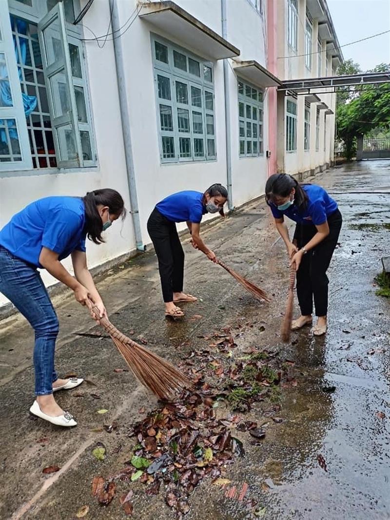 Hỗ trợ dọn dẹp vệ sinh lớp học, quét dọn sân trường