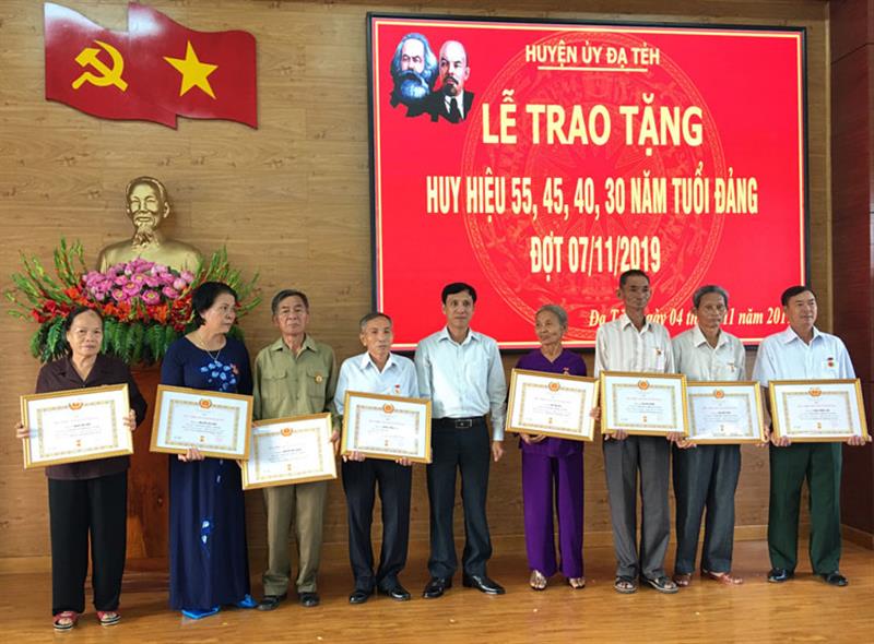 Đồng chí Nguyễn Mạnh Việt, Phó Bí thư Thường trực Huyện ủy Đạ Tẻh trao tặng Huy hiệu Đảng cho các đảng viên