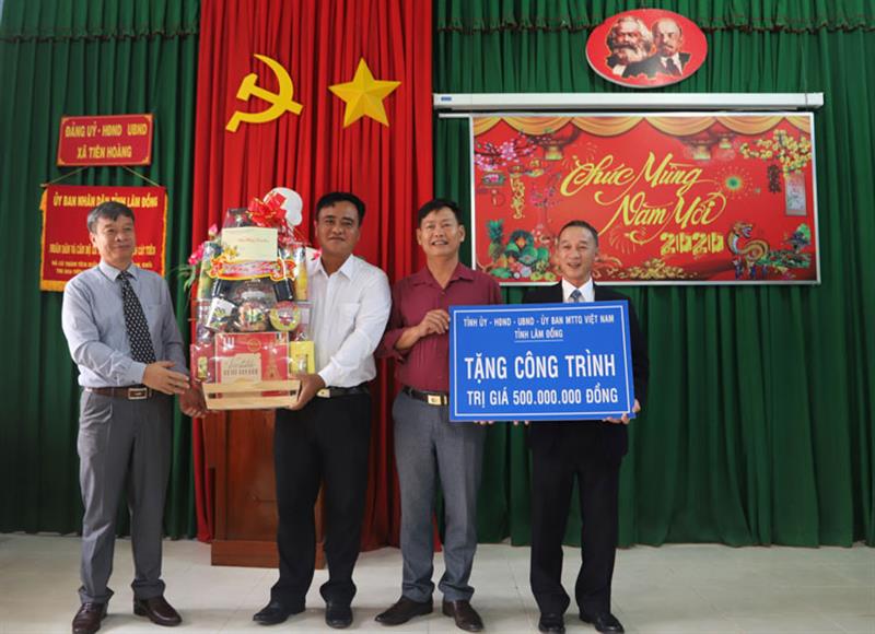 Đồng chí Trần Văn Hiệp - Phó Bí thư Tỉnh ủy Lâm Đồng (bìa phải) chúc tết và trao tặng công trình 500 triệu đồng cho Đảng bộ, chính quyền và Nhân dân xã Tiên Hoàng (Cát Tiên)