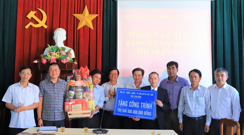 Đồng chí Trần Văn Hiệp - Phó Bí thư Tỉnh ủy trao tặng công trình 500 triệu cho thị trấn Đạ Tẻh (huyện Đạ Tẻh)