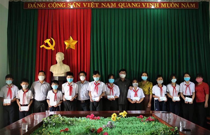 Phó Bí thư Thường trực Tỉnh ủy Lâm Đồng Trần Đình Văn và lãnh đạo huyện Đạ Tẻh trao học bổng cho các em học sinh có hoàn cảnh khó khăn tại Trường THCS Hương Lâm