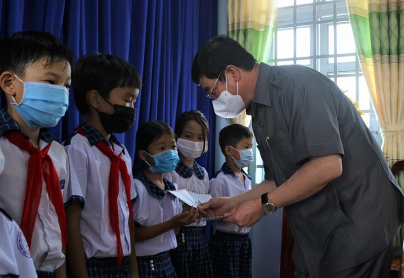 Phó Bí thư Thường trực Tỉnh ủy Lâm Đồng Trần Đình Văn trao học bổng cho các em học sinh có hoàn cảnh khó khăn tại Trường Tiểu học An Nhơn