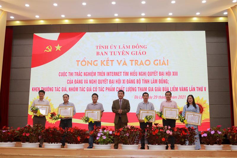 Đồng chí Bùi Thắng - Ủy viên Ban Thường vụ, Trưởng Ban Tuyên giáo Tỉnh ủy trao giấy khen của Ban Tuyên giáo Tỉnh ủy cho các tác giả, nhóm tác giả có tác phẩm chất lượng tham gia giải Búa liềm vàng lần thứ V – năm 2020