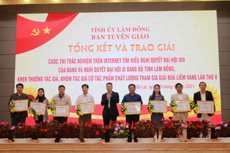 Đồng chí Nguyễn Tiến Dũng – Phó Trưởng Ban Tổ chức Tỉnh ủy trao giấy khen của Ban Tuyên giáo Tỉnh ủy cho các tác giả, nhóm tác giả có tác phẩm chất lượng tham gia giải Búa liềm vàng lần thứ V - năm 2020