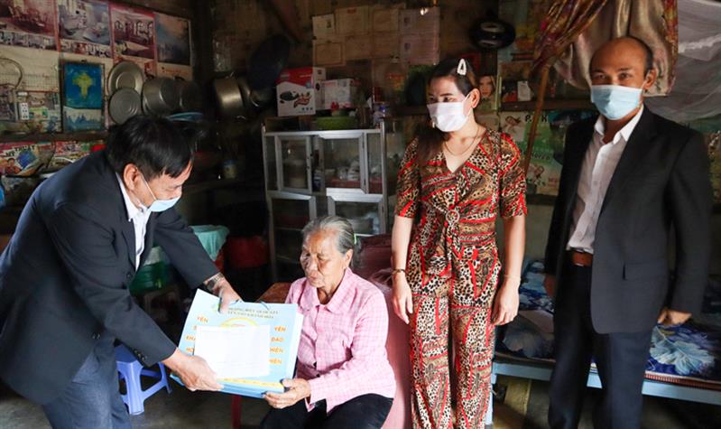 Tặng quà cho người cao tuổi có hoàn cảnh khó khăn trên địa bàn huyện