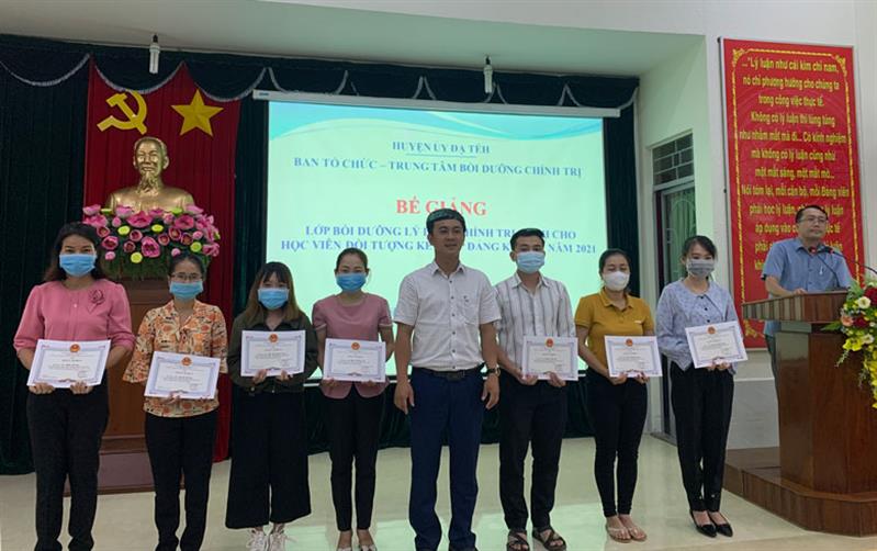 Đ/c Phan Đức Thái - Phó Bí thư Huyện ủy Đạ Tẻh trao giấy khen cho các học viên đạt thành tích xuất sắc trong tham gia lớp bồi dưỡng