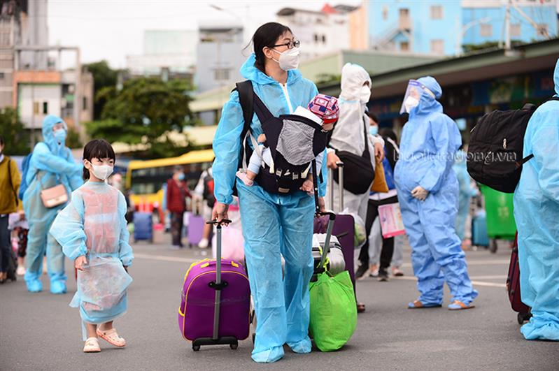 Một người phụ nữ có con nhỏ bị mắc kẹt ở TP Hồ Chí Minh được đưa về quê Lâm Đồng