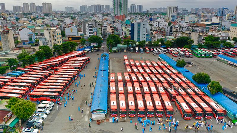 Công ty Phương Trang bố trí 103 xe khách giường nằm để đưa hơn 2.000 bà con về các huyện, thành phố tại tỉnh Lâm Đồng