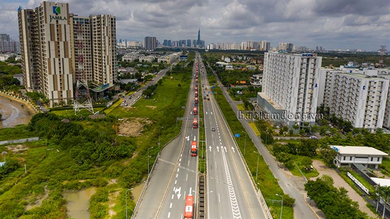 Đoàn xe chở 2000 người dân về Lâm Đồng đi qua Cao tốc Long Thành - Dầu Giây