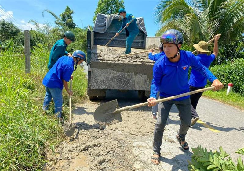 Đoàn xã Quốc Oai tổ chức vá đường giao thông nông thôn với chiều dài 6km